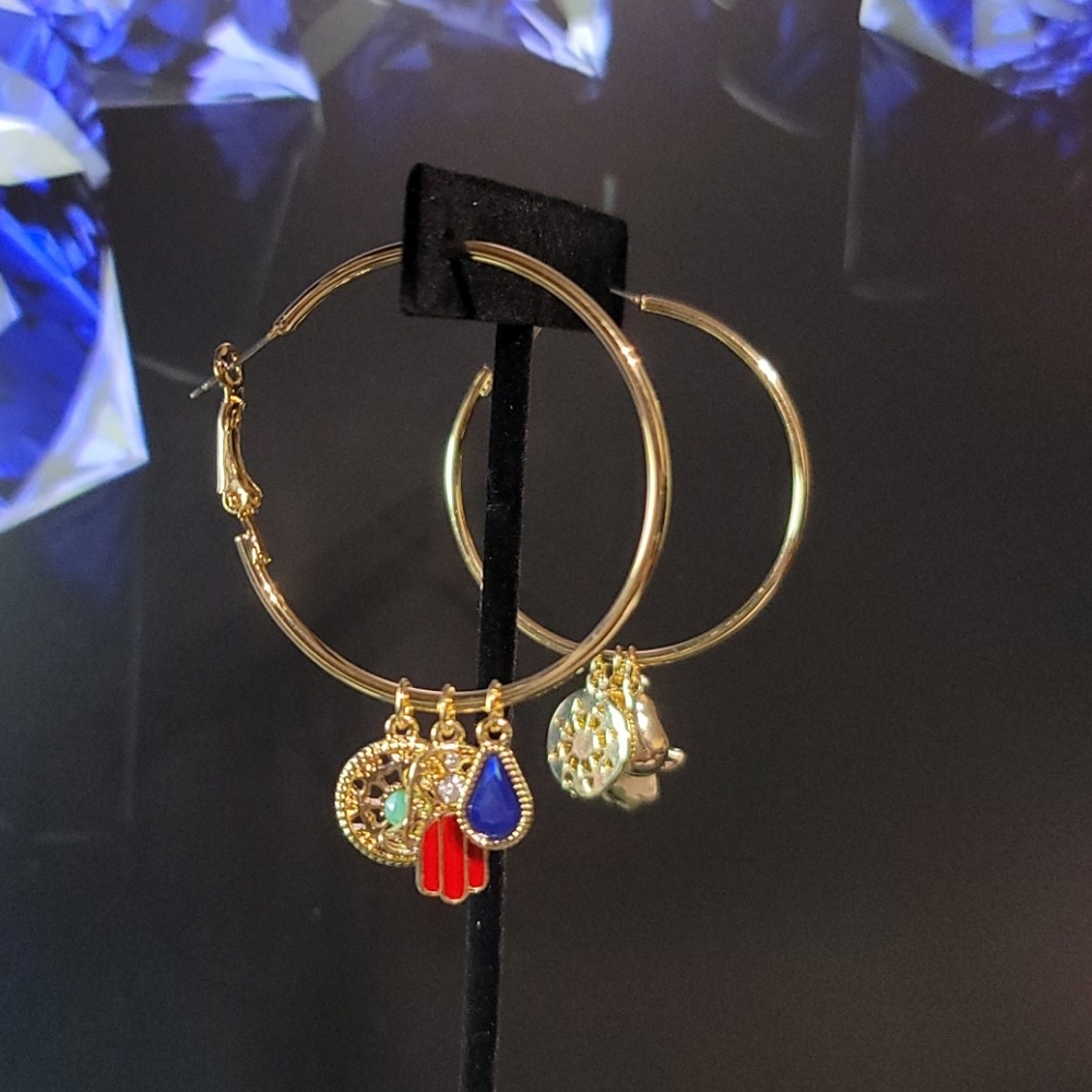 💝 NWT Guess Crystal and stone Hamasa hoop earrings
